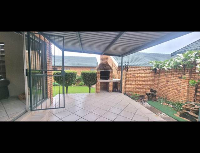 3 BEDROOM TOWNHOUSE FOR SALE IN AMBERFIELD